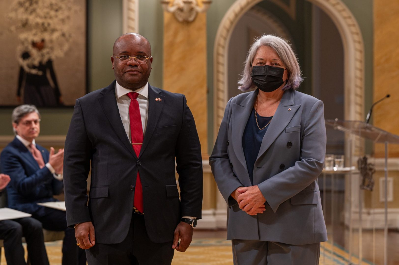 Ottawa, Ontario—Her Excellency the Right Honourable Mary May Simon, Governor General of Canada welcomed six new heads of mission to Canada. Her Excellency Esme Jynet Chombo
High Commissioner for the Republic of Malawi
His Excellency Alfredo Fabião Nuvunga
High Commissioner for the Republic of Mozambique    
His Excellency Agostinho de Carvalho dos Santos Van-Dúnem
Ambassador of the Republic of Angola
Her Excellency Shazelina Binti Zainul Abidin
High Commissioner for Malaysia
His Excellency Nikolaj Harris
Ambassador of the Kingdom of Denmark
His Excellency Alessandro Cattaneo
Ambassador of the Italian Republic      OTTAWA (Ontario) — Son Excellence la très honorable Mary May Simon, gouverneure générale du Canada, a accueilli six nouveaux chefs de mission au Canada. Son Excellence Esme Jynet Chombo
Haute-commissaire de la République du Malawi
Son Excellence Alfredo Fabião Nuvunga
Haut-commissaire de la République du Mozambique
Son Excellence Agostinho de Carvalho dos Santos Van-Dúnem
Ambassadeur de la République d’Angola
Son Excellence Shazelina Binti Zainul Abidin
Haute-commissaire désignée de Malaisie
Son Excellence Nikolaj Harris
Ambassadeur du Royaume du Danemark
Son Excellence Alessandro Cattaneo
Ambassadeur de la République italienne Photo By:  MS / Le matc Louis DUBÉ